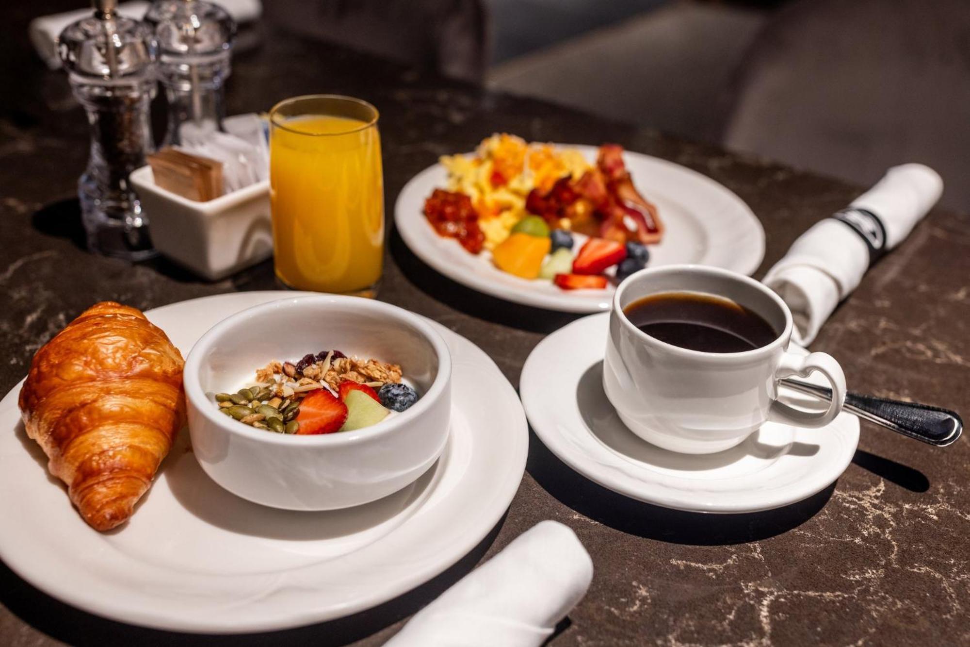 Crowne Plaza Hotel Moncton Downtown By Ihg Bagian luar foto