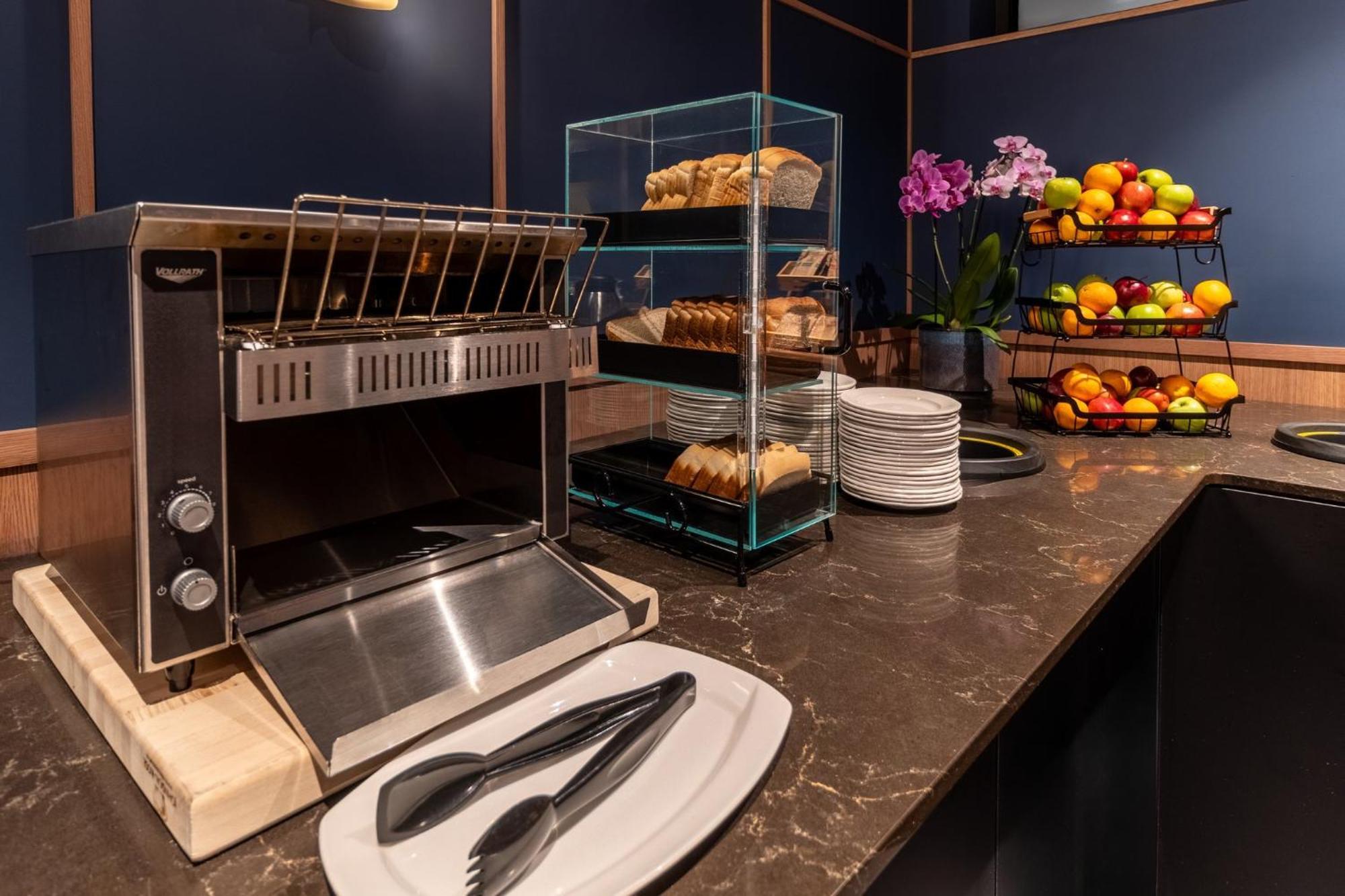 Crowne Plaza Hotel Moncton Downtown By Ihg Bagian luar foto